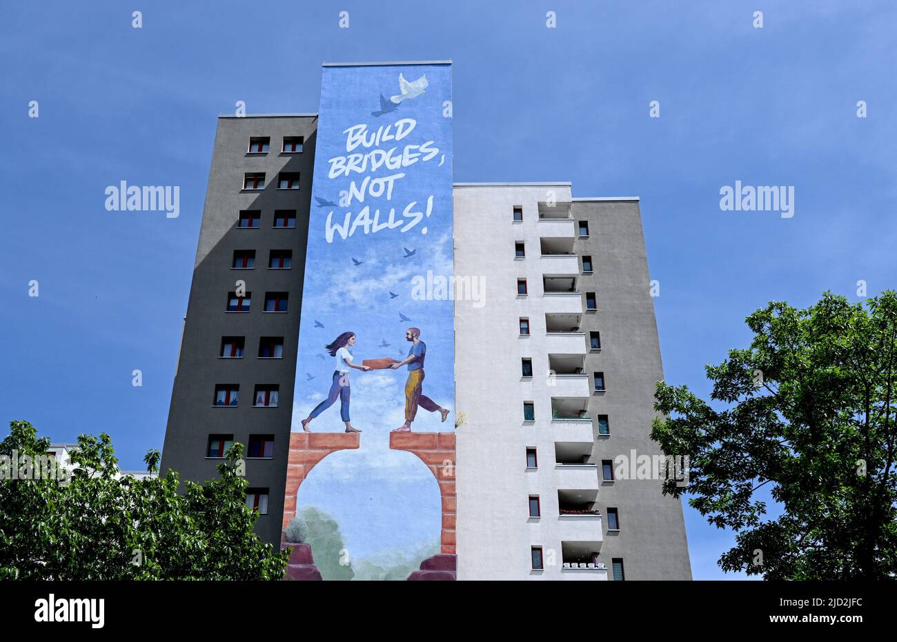 Berlin, Allemagne. 17th juin 2022. « Construire des ponts, pas des murs » est écrit sur une fresque présentée pour souligner la Journée mondiale des réfugiés sur 20 juin 2022. Credit: Britta Pedersen/dpa/Alay Live News Banque D'Images