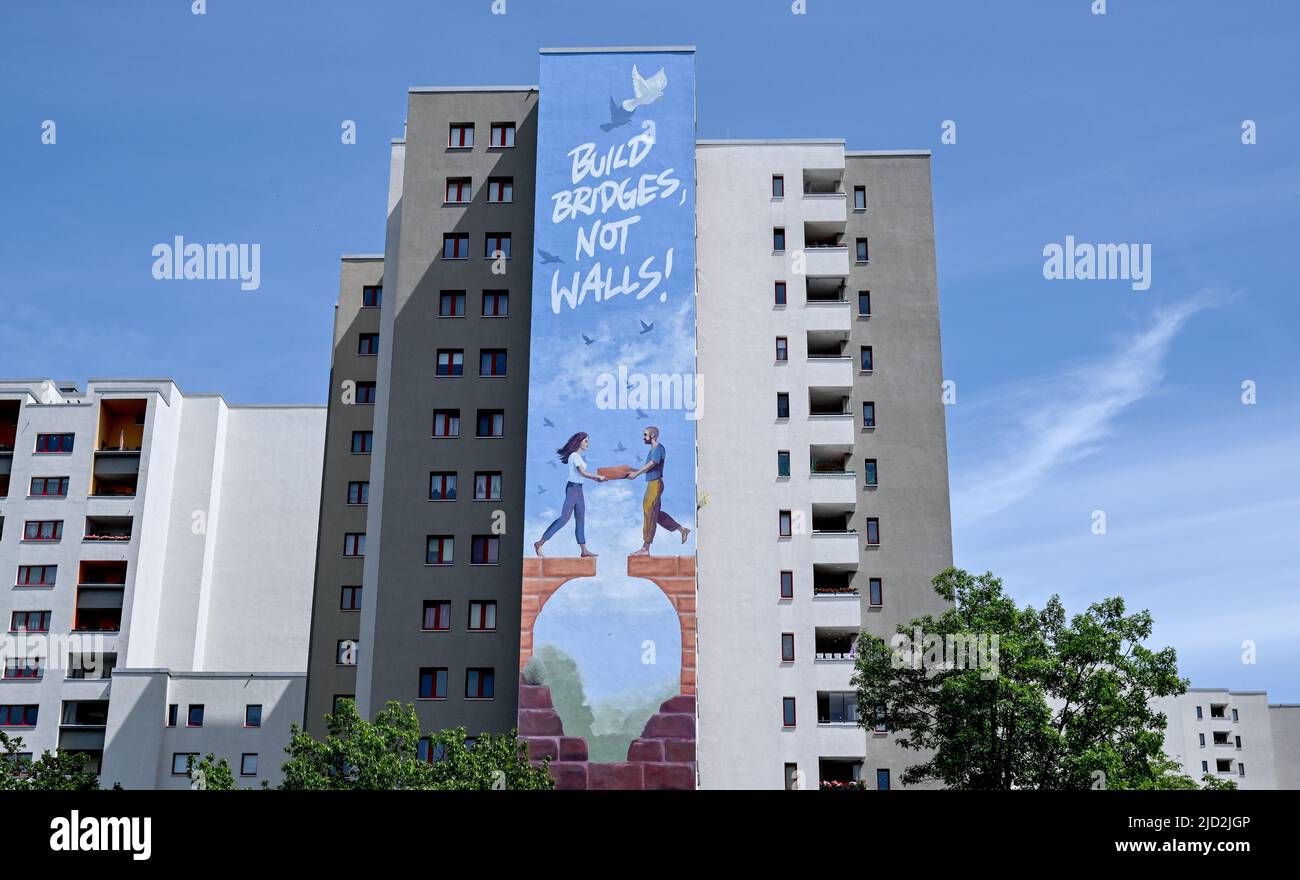 Berlin, Allemagne. 17th juin 2022. « Construire des ponts, pas des murs » est écrit sur une fresque présentée pour souligner la Journée mondiale des réfugiés sur 20 juin 2022. Credit: Britta Pedersen/dpa/Alay Live News Banque D'Images