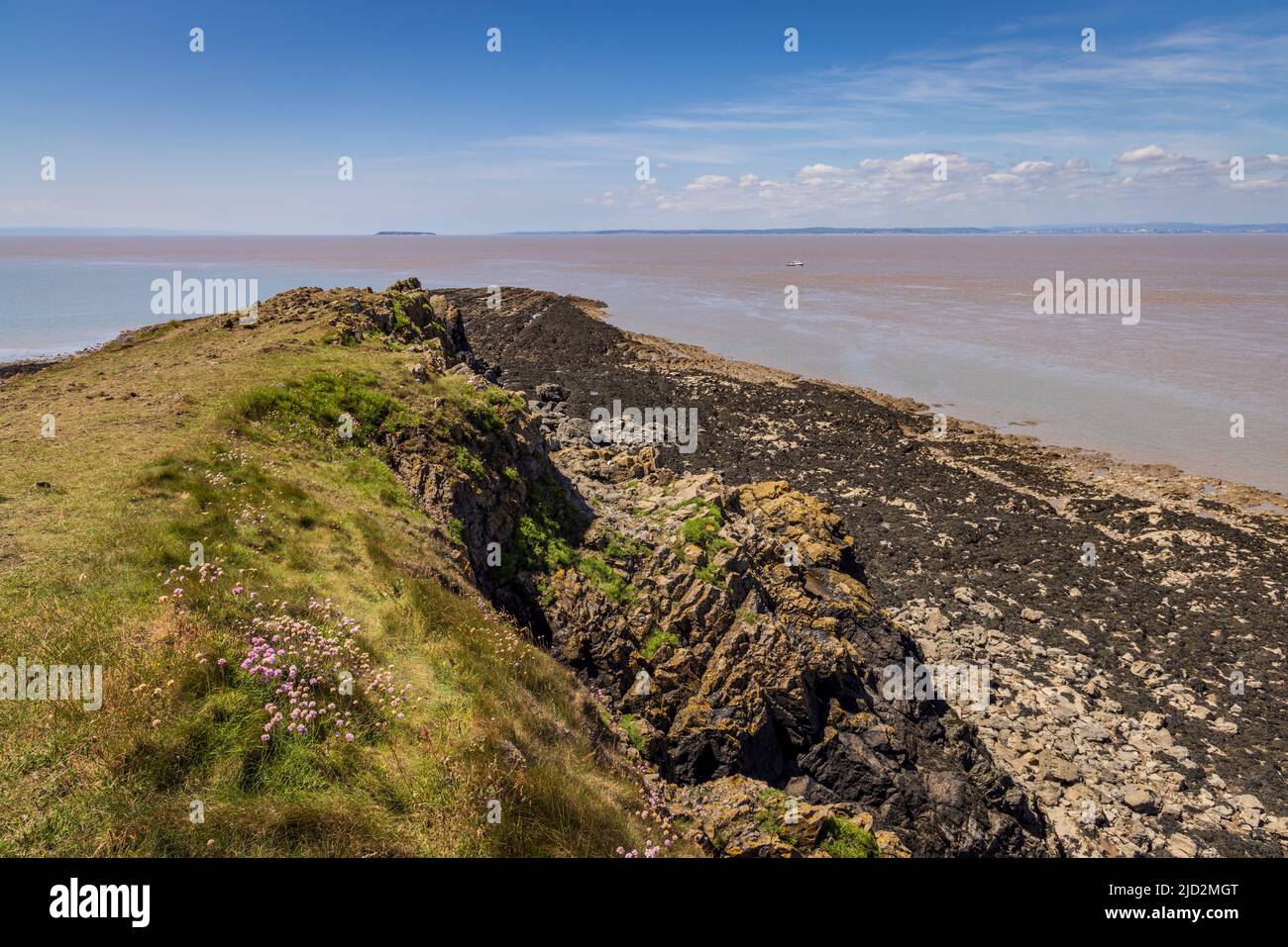 Vue à l'ouest de Sand point dans le canal de Bristol avec la côte galloise en arrière-plan, Somerset, Angleterre Banque D'Images