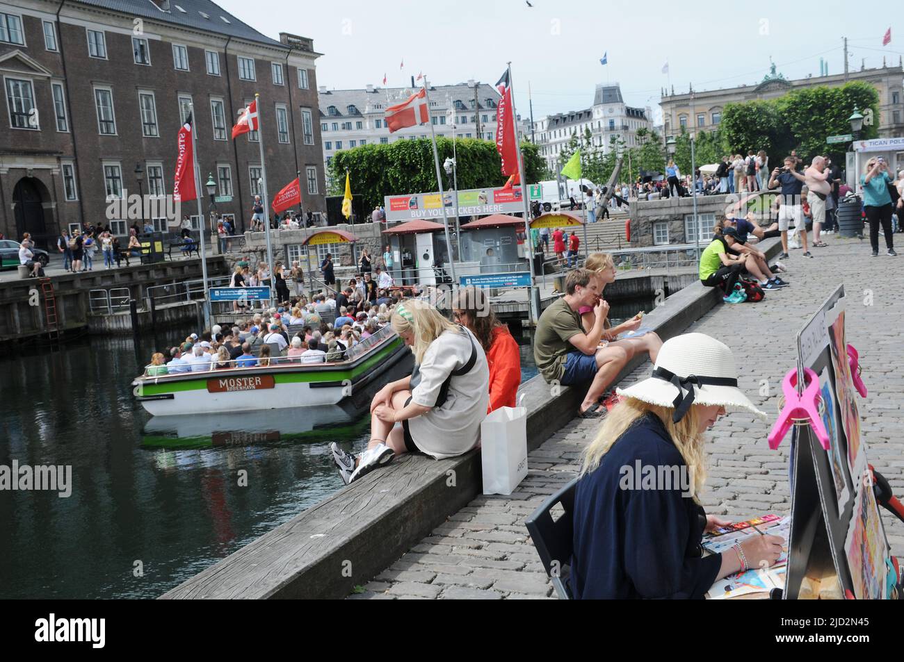 Copenhague/Danemark/17 juin 2022/.les voyageurs vident au canal de Nyhavn ou au canal de Nyhavn dans la capitale danoise Copenhague. (Photo..Francis Dean/Dean Pictures) Banque D'Images