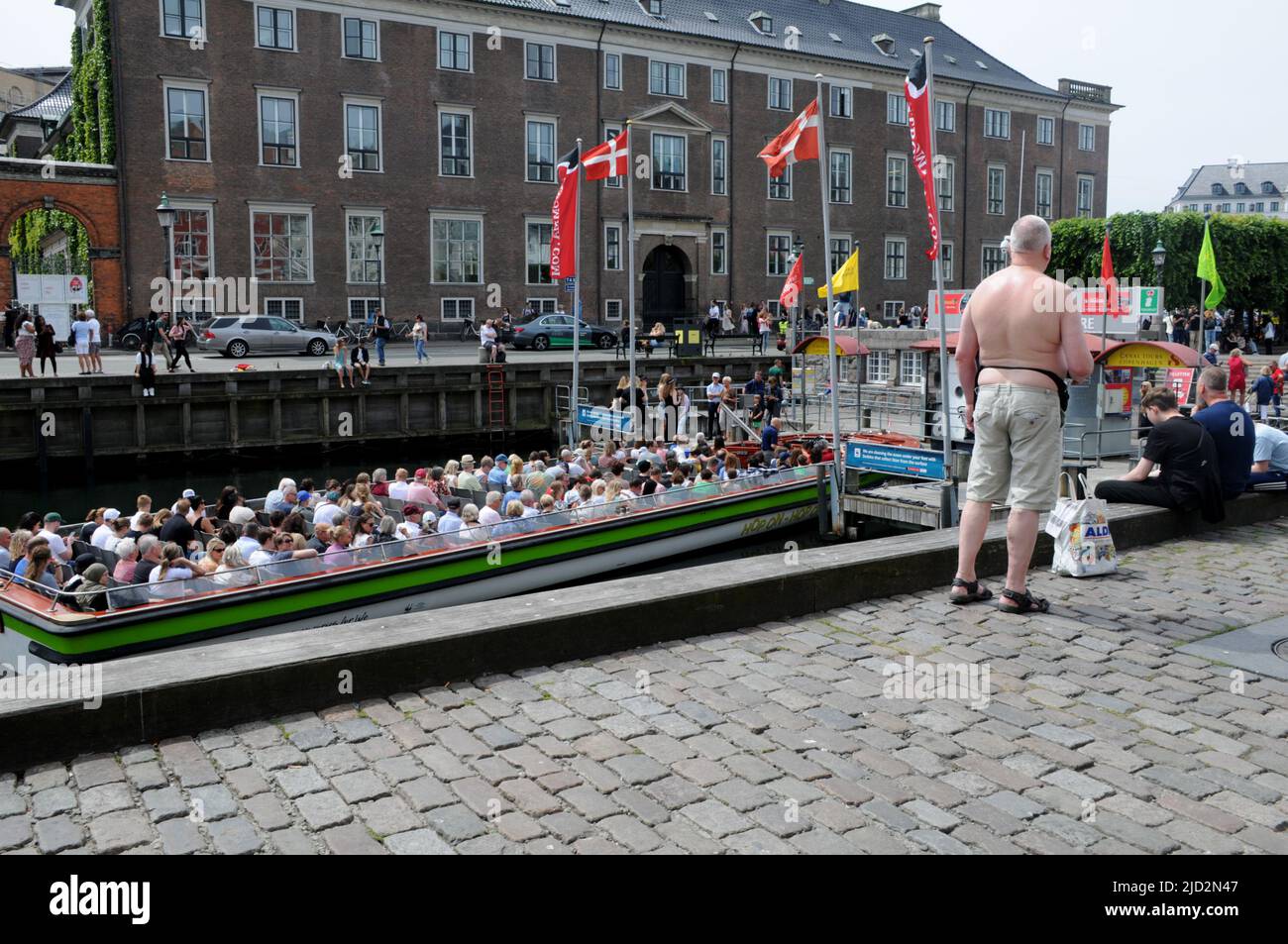 Copenhague/Danemark/17 juin 2022/.les voyageurs vident au canal de Nyhavn ou au canal de Nyhavn dans la capitale danoise Copenhague. (Photo..Francis Dean/Dean Pictures) Banque D'Images
