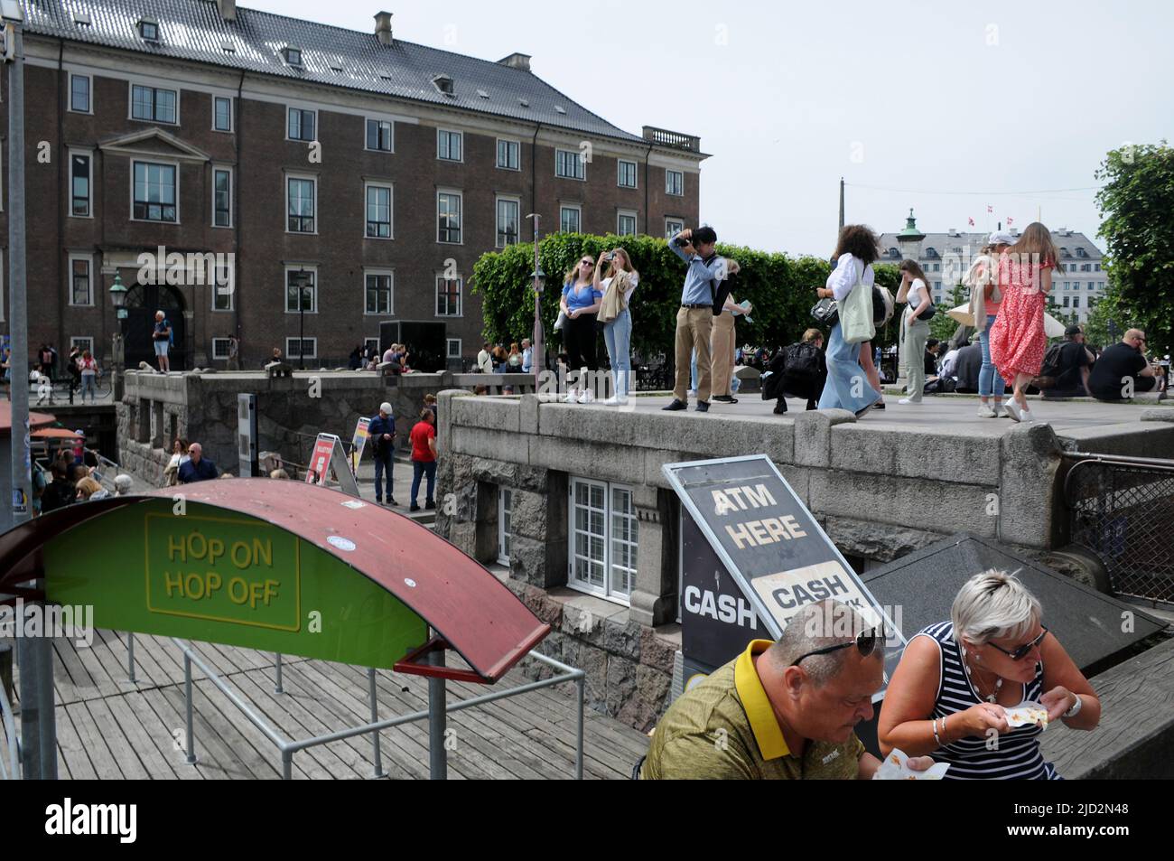 Copenhague/Danemark/17 juin 2022/.les voyageurs vident au canal de Nyhavn ou au canal de Nyhavn dans la capitale danoise Copenhague. (Photo..Francis Dean/Dean Pictures) Banque D'Images