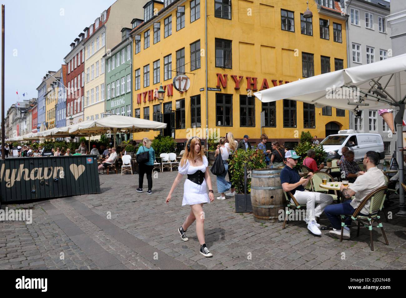Copenhague/Danemark/17 juin 2022/.les voyageurs vident au canal de Nyhavn ou au canal de Nyhavn dans la capitale danoise Copenhague. (Photo..Francis Dean/Dean Pictures) Banque D'Images