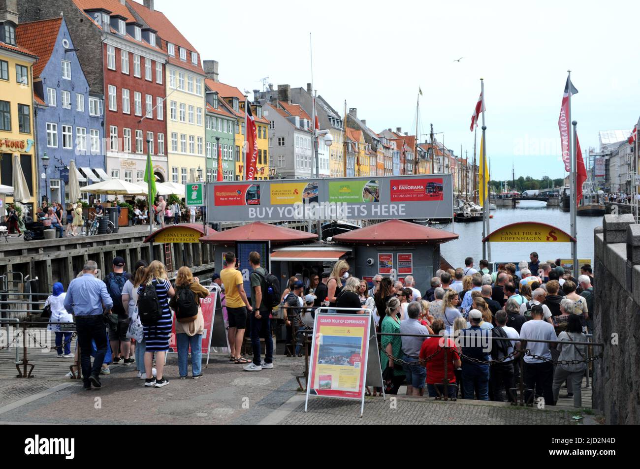 Copenhague/Danemark/17 juin 2022/.les voyageurs vident au canal de Nyhavn ou au canal de Nyhavn dans la capitale danoise Copenhague. (Photo..Francis Dean/Dean Pictures) Banque D'Images