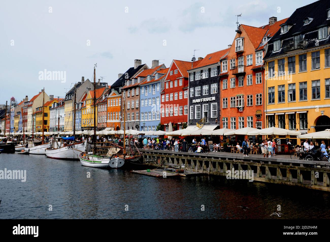 Copenhague/Danemark/17 juin 2022/.les voyageurs vident au canal de Nyhavn ou au canal de Nyhavn dans la capitale danoise Copenhague. (Photo..Francis Joseph Dean/Deanimages. Banque D'Images