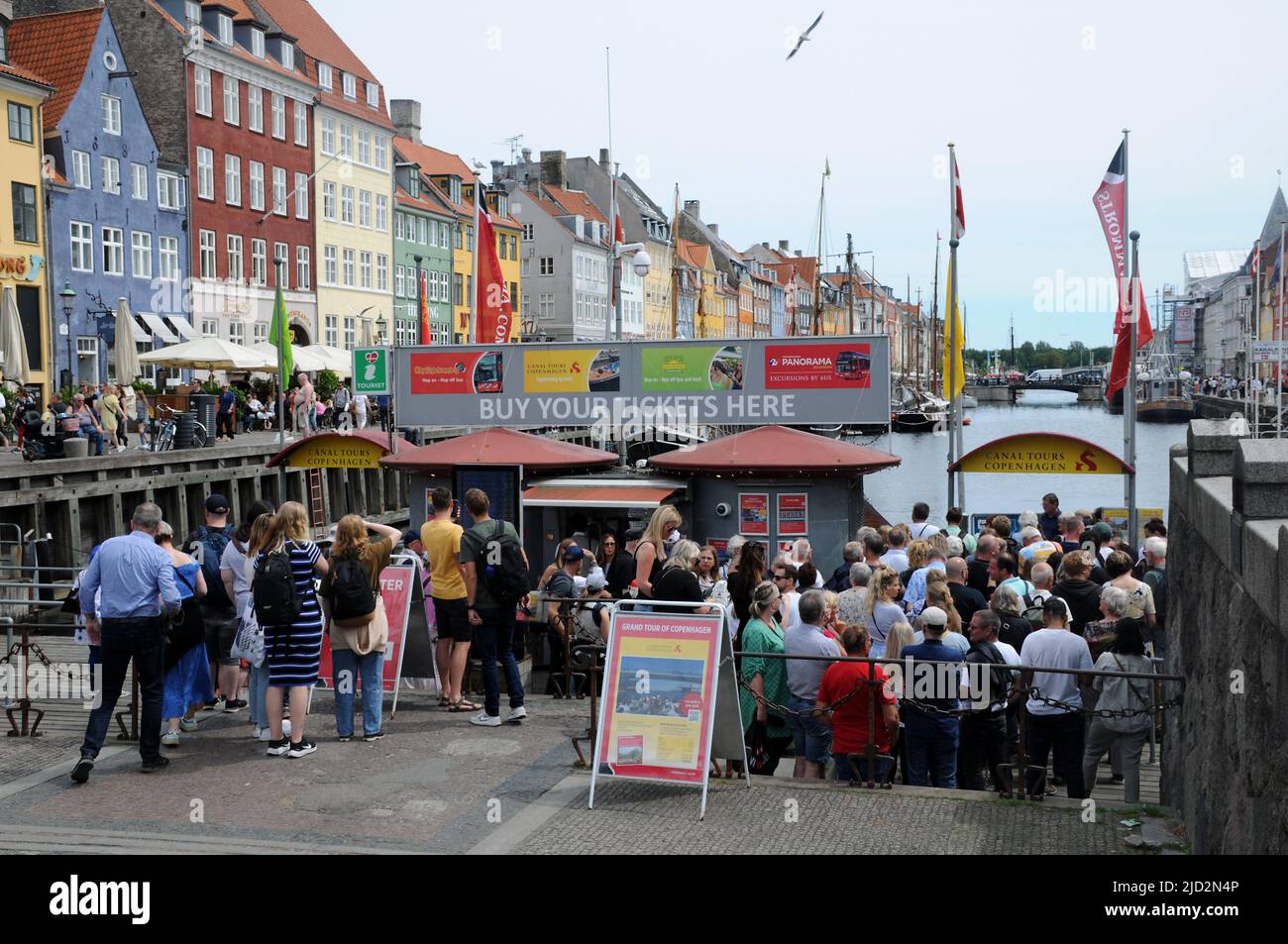 Copenhague/Danemark/17 juin 2022/.les voyageurs vident au canal de Nyhavn ou au canal de Nyhavn dans la capitale danoise Copenhague. (Photo..Francis Dean/Dean Pictures) Banque D'Images
