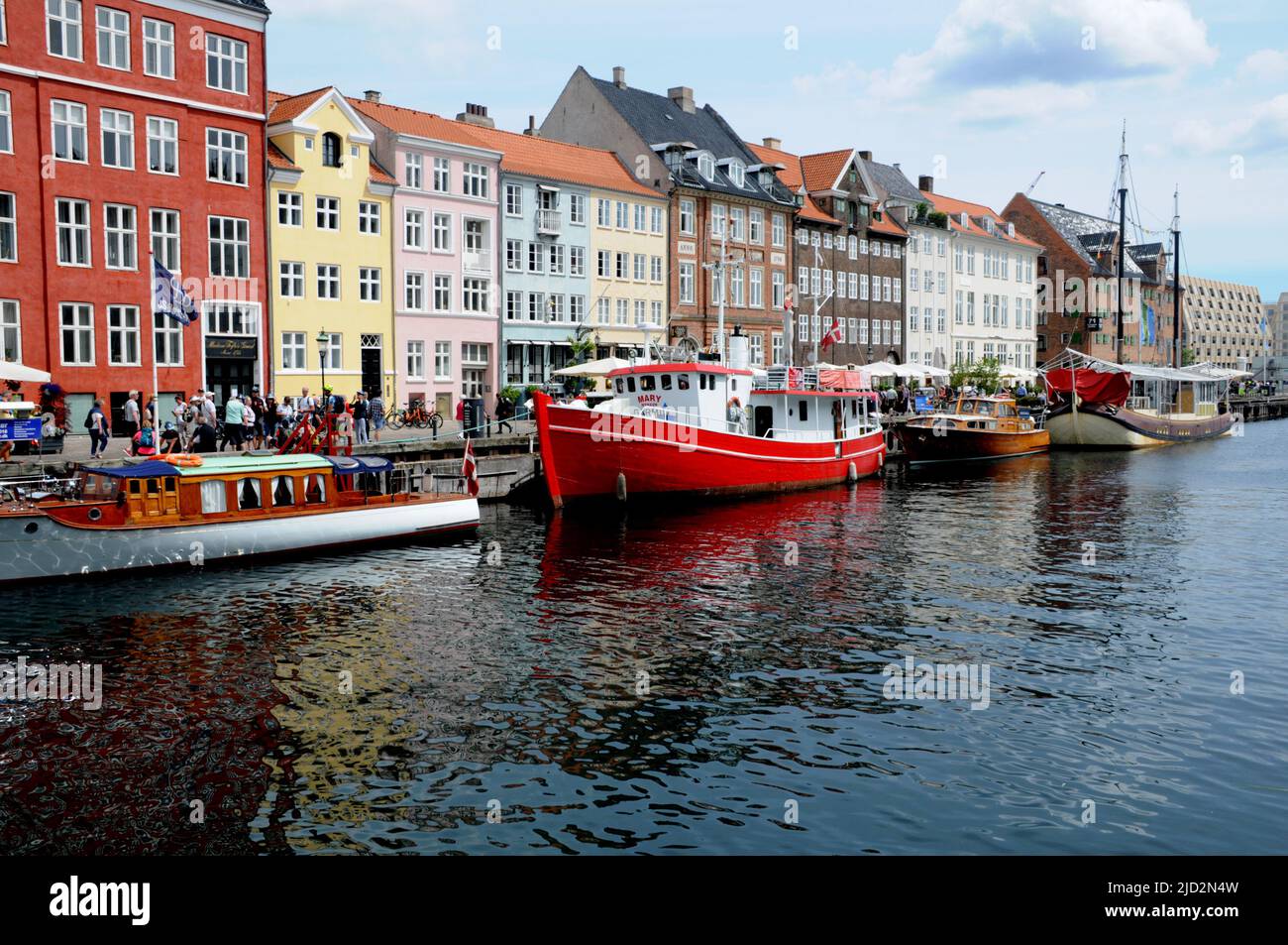 Copenhague/Danemark/17 juin 2022/.les voyageurs vident au canal de Nyhavn ou au canal de Nyhavn dans la capitale danoise Copenhague. (Photo..Francis Joseph Dean/Deanimages. Banque D'Images