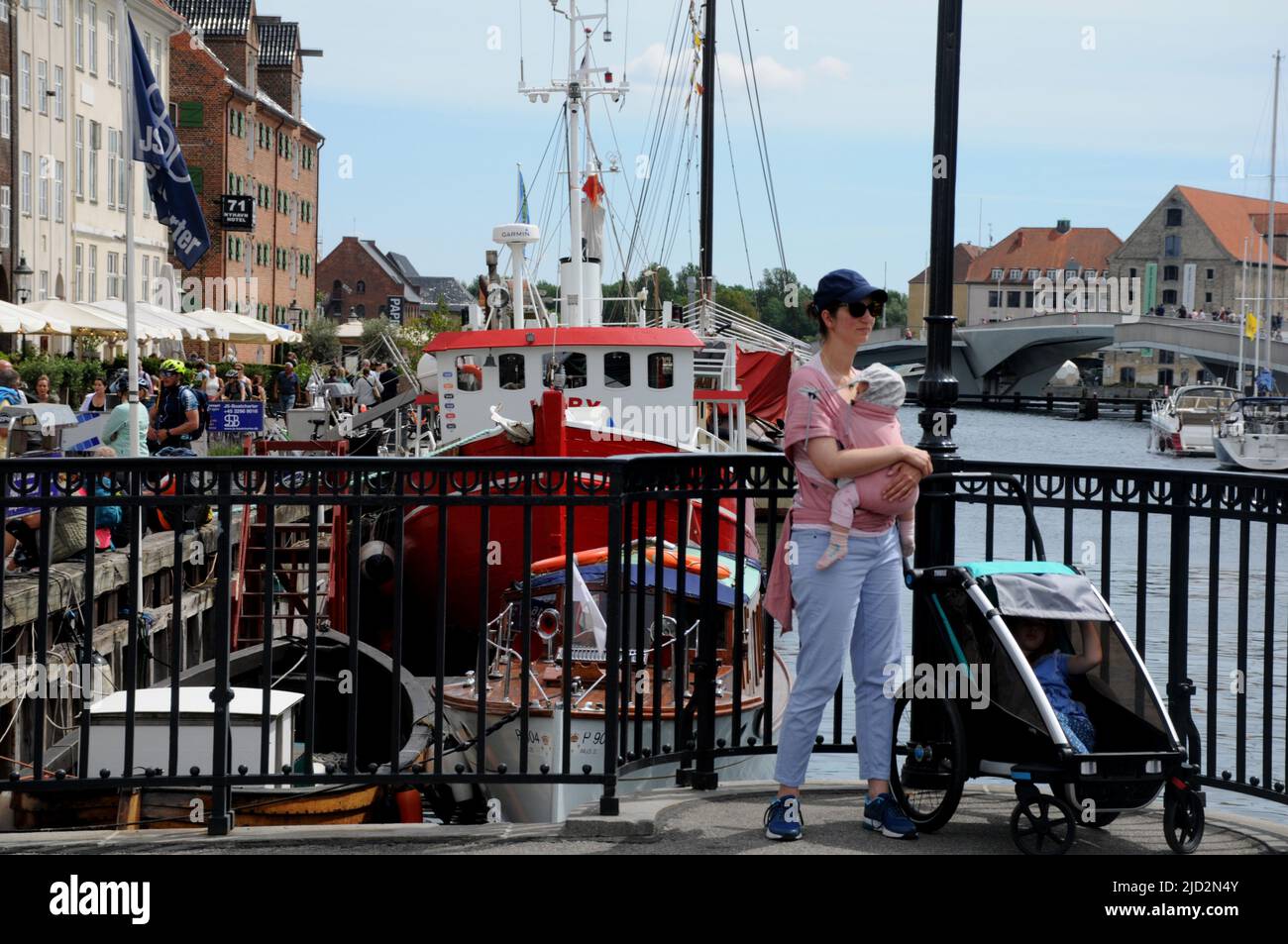 Copenhague/Danemark/17 juin 2022/.les voyageurs vident au canal de Nyhavn ou au canal de Nyhavn dans la capitale danoise Copenhague. (Photo..Francis Joseph Dean/Deanimages. Banque D'Images