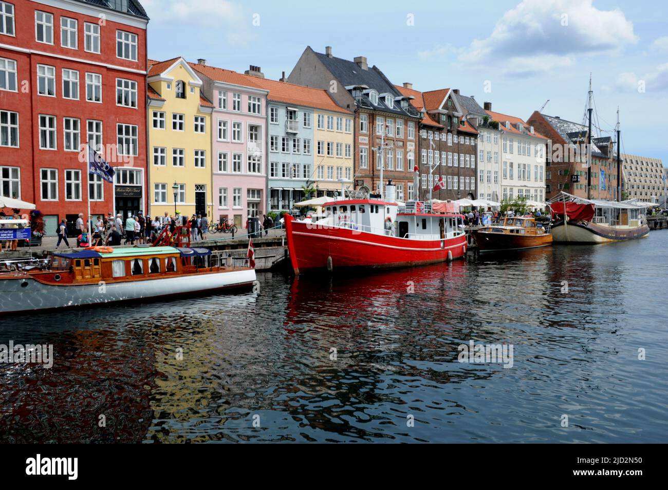 Copenhague/Danemark/17 juin 2022/.les voyageurs vident au canal de Nyhavn ou au canal de Nyhavn dans la capitale danoise Copenhague. (Photo..Francis Joseph Dean/Deanimages. Banque D'Images