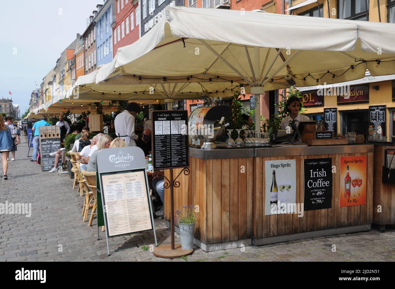 Copenhague/Danemark/17 juin 2022/.les voyageurs vident au canal de Nyhavn ou au canal de Nyhavn dans la capitale danoise Copenhague. (Photo..Francis Dean/Dean Pictures) Banque D'Images