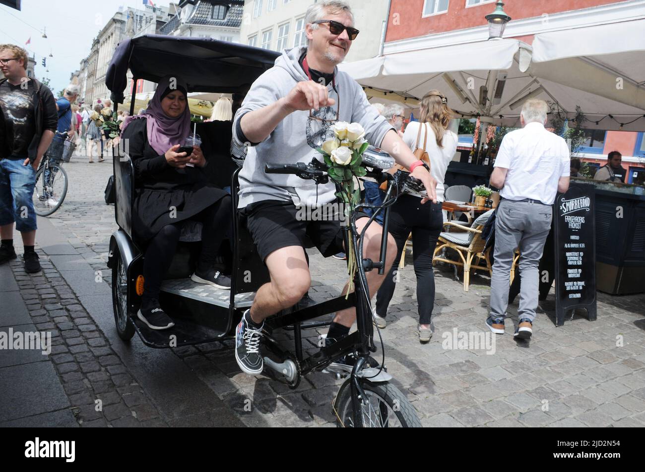 Copenhague/Danemark/17 juin 2022/.les voyageurs vident au canal de Nyhavn ou au canal de Nyhavn dans la capitale danoise Copenhague. (Photo..Francis Dean/Dean Pictures) Banque D'Images
