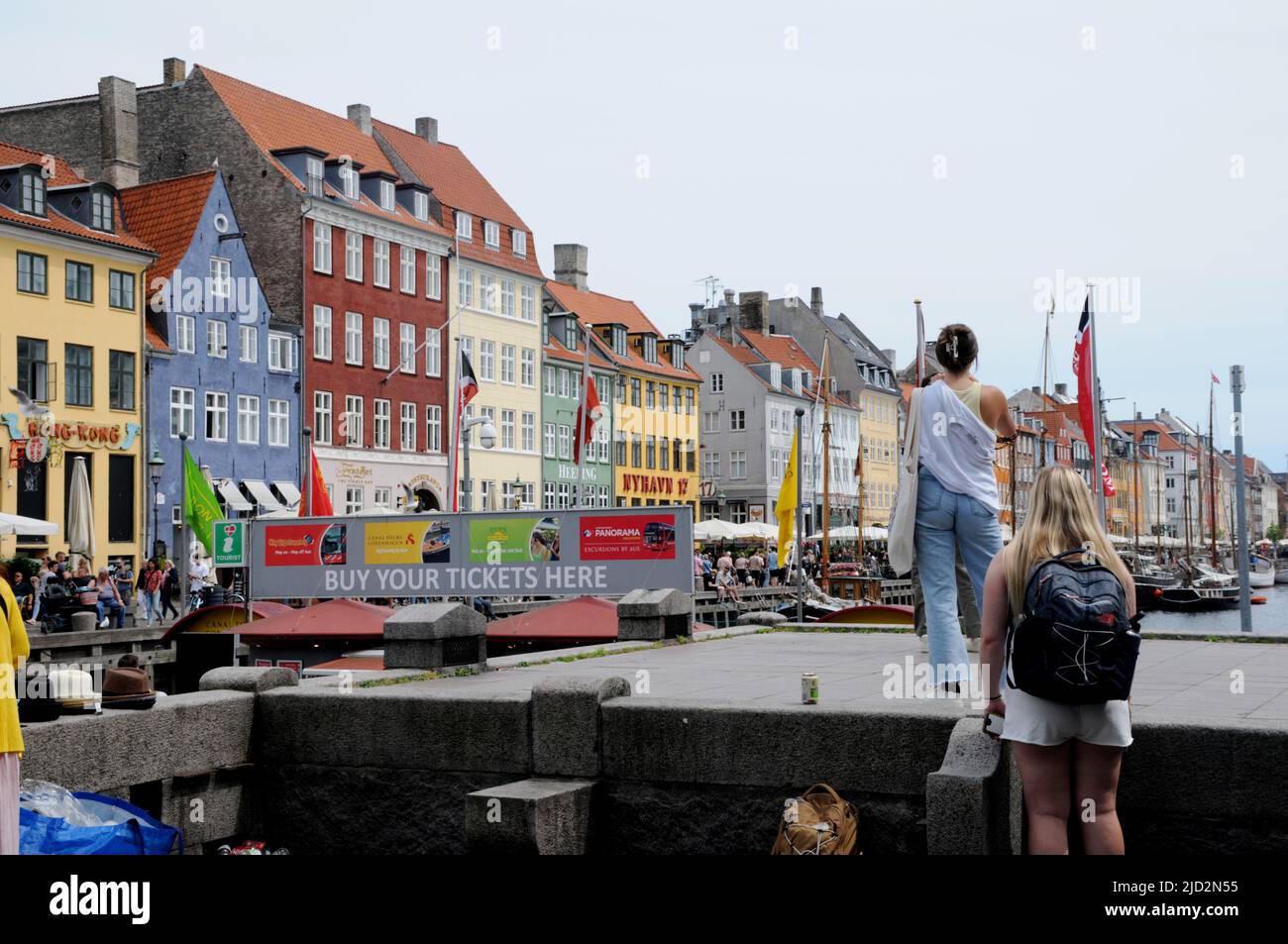 Copenhague/Danemark/17 juin 2022/.les voyageurs vident au canal de Nyhavn ou au canal de Nyhavn dans la capitale danoise Copenhague. (Photo..Francis Dean/Dean Pictures) Banque D'Images