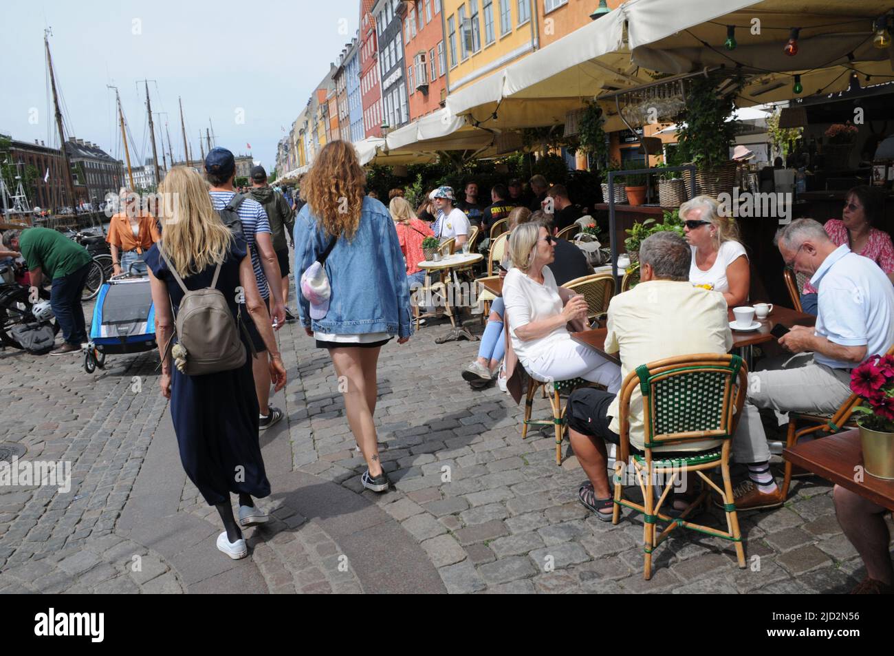 Copenhague/Danemark/17 juin 2022/.les voyageurs vident au canal de Nyhavn ou au canal de Nyhavn dans la capitale danoise Copenhague. (Photo..Francis Joseph Dean/Deanimages. Banque D'Images