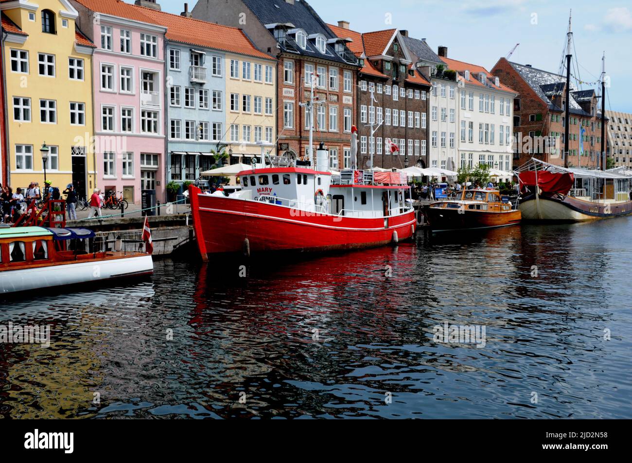 Copenhague/Danemark/17 juin 2022/.les voyageurs vident au canal de Nyhavn ou au canal de Nyhavn dans la capitale danoise Copenhague. (Photo..Francis Joseph Dean/Deanimages. Banque D'Images