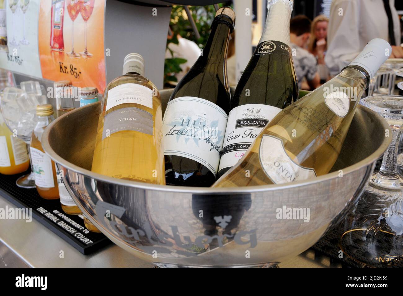 Copenhague/Danemark/17 juin 2022/.les voyageurs vident au canal de Nyhavn ou au canal de Nyhavn dans la capitale danoise Copenhague. (Photo..Francis Dean/Dean Pictures) Banque D'Images