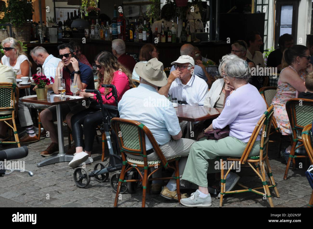 Copenhague/Danemark/17 juin 2022/.les voyageurs vident au canal de Nyhavn ou au canal de Nyhavn dans la capitale danoise Copenhague. (Photo..Francis Joseph Dean/Deanimages. Banque D'Images
