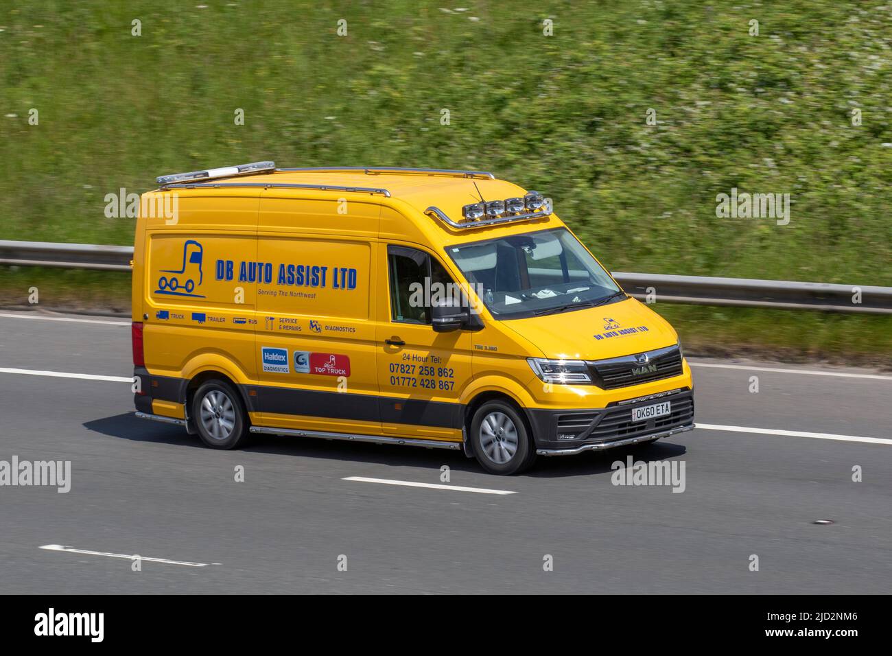 SERVICE mobile DB Auto Assist Ltd pour tous les véhicules utilitaires légers et lourds. 2021 MAN TGE 3,180 180 P/V panel van ; conduite sur l'autoroute M6, Manchester, Royaume-Uni Banque D'Images