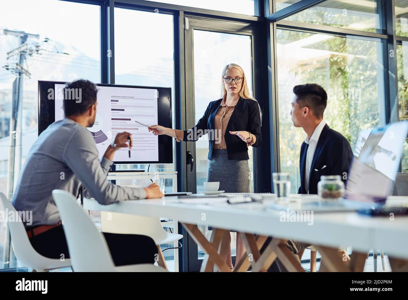 Chaque minute de la réunion compte. Photo d'une jeune femme d'affaires qui présente une présentation à ses collègues dans la salle de conférence d'un moderne Banque D'Images