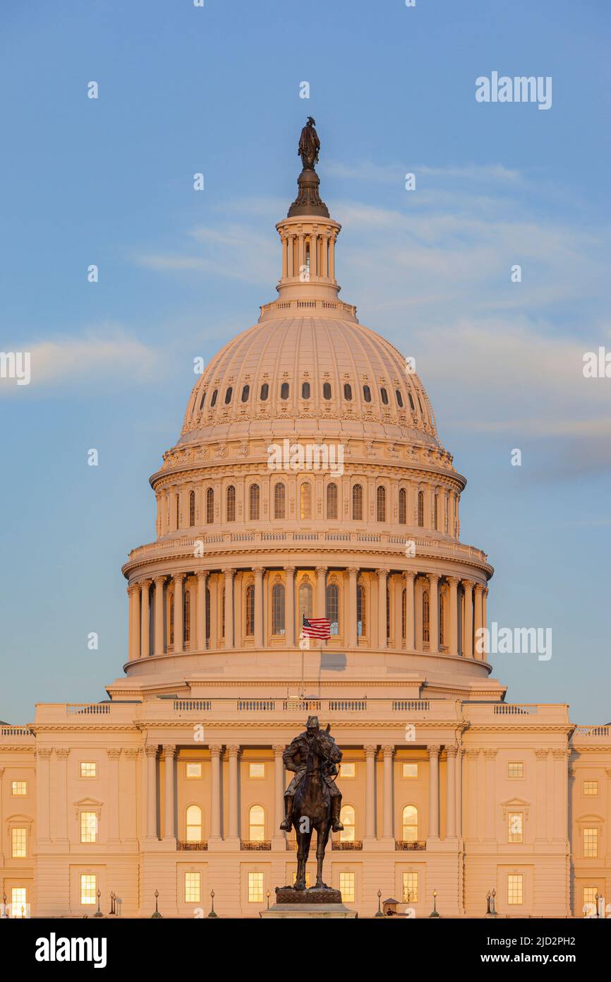 Lumière du soleil en soirée sur le dôme du Capitole des États-Unis et la statue d'Ulysses S. Grant, Washington DC, États-Unis Banque D'Images