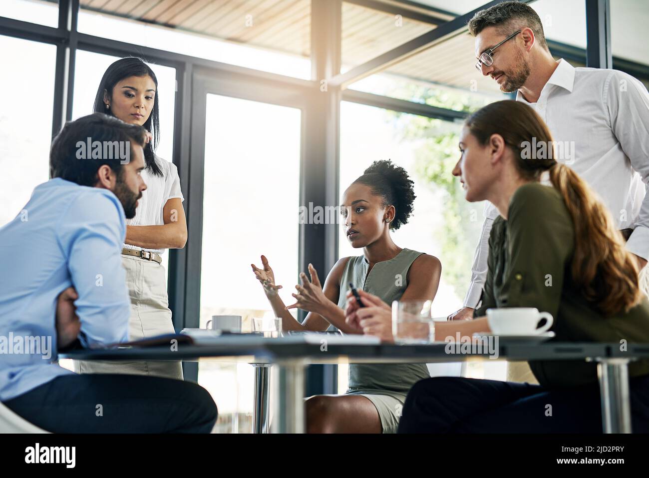 Le succès vient de la mise en place d'une réflexion attentive dans chaque idée. Photo d'un groupe de collègues travaillant ensemble dans un bureau. Banque D'Images