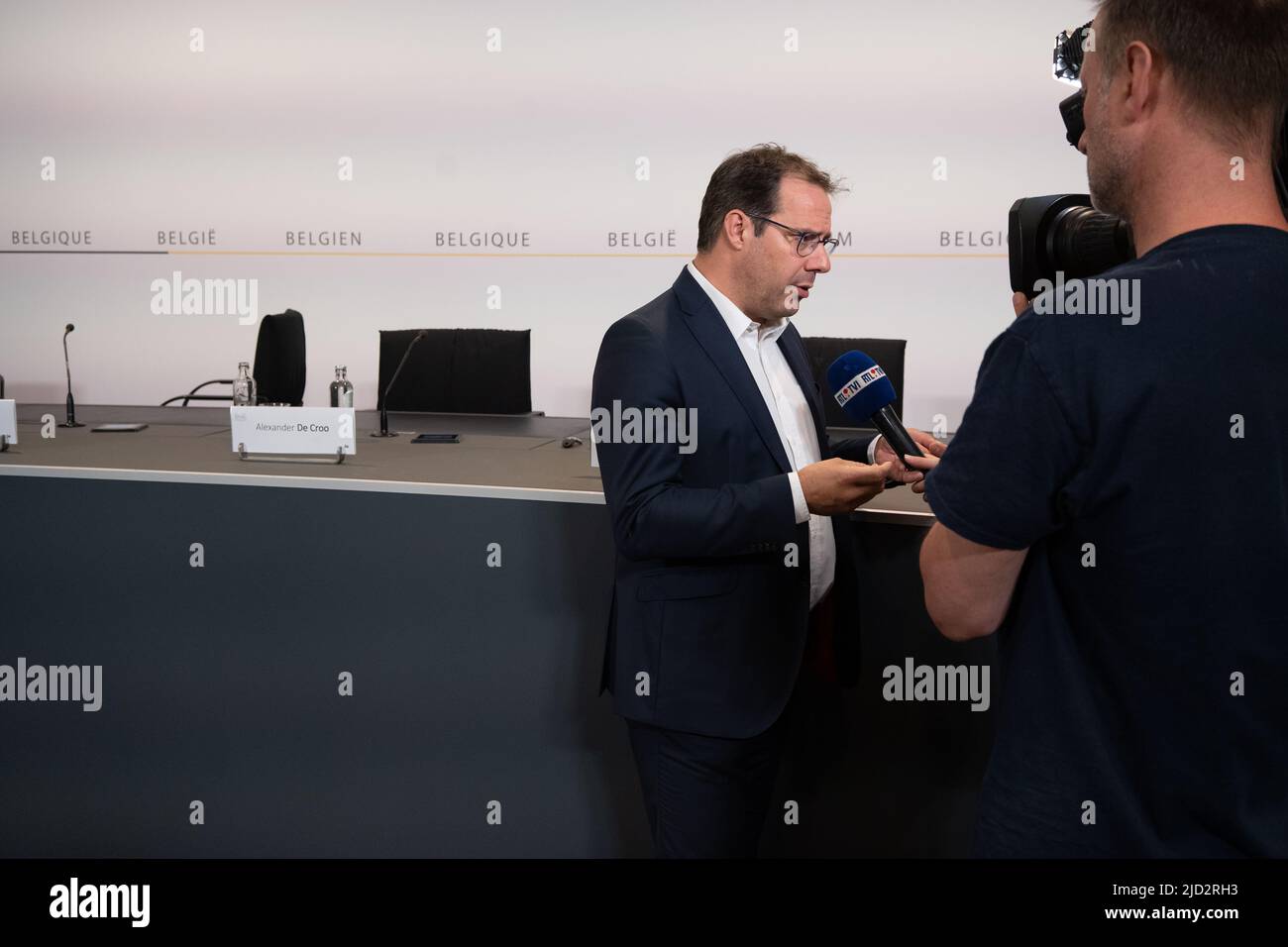 Le ministre de l'Agriculture et des PME, David Clarenval, a photographié lors d'une conférence de presse après une réunion de Kern, une réunion restreinte du conseil des ministres à Bruxelles, le vendredi 17 juin 2022. Le cabinet restreint est parvenu à un accord sur ce que l'on appelle l'accord sur le travail. La coalition de Vivaldi a conclu un accord de travail au début de cette année, qui comprend une semaine de travail de quatre jours, une formation supplémentaire pour les employés, une meilleure protection pour les travailleurs de plate-forme, un travail de soirée plus flexible pour le commerce électronique et le droit de se déconnecter. BELGA PHOTO NOE ZIMMER Banque D'Images