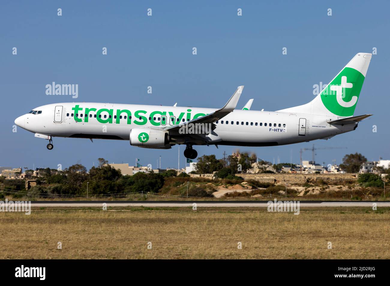 Transavia France Boeing 737-8K2 (REG: F-HTVC) arrivant sur la piste 31 du soir. Banque D'Images