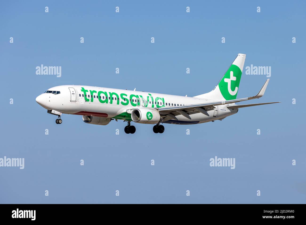 Transavia France Boeing 737-8K2 (REG: F-HTVC) arrivant sur la piste 31 du soir. Banque D'Images