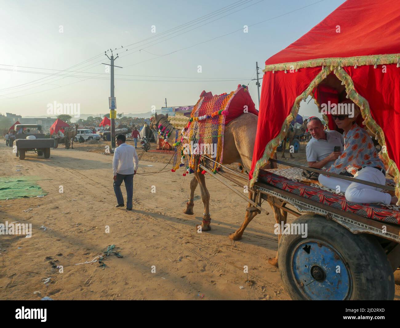 Pushkar, Rajasthan Inde - 04 novembre 2019 : les touristes étrangers apprécient l'équitation sur une voiturette à la foire de chameau de pushkar en Inde. Banque D'Images Pushkar, Rajasthan Inde - 04 novembre 2019 : les touristes étrangers apprécient l'équitation sur une voiturette à la foire de chameau de pushkar en Inde. Banque D'Images