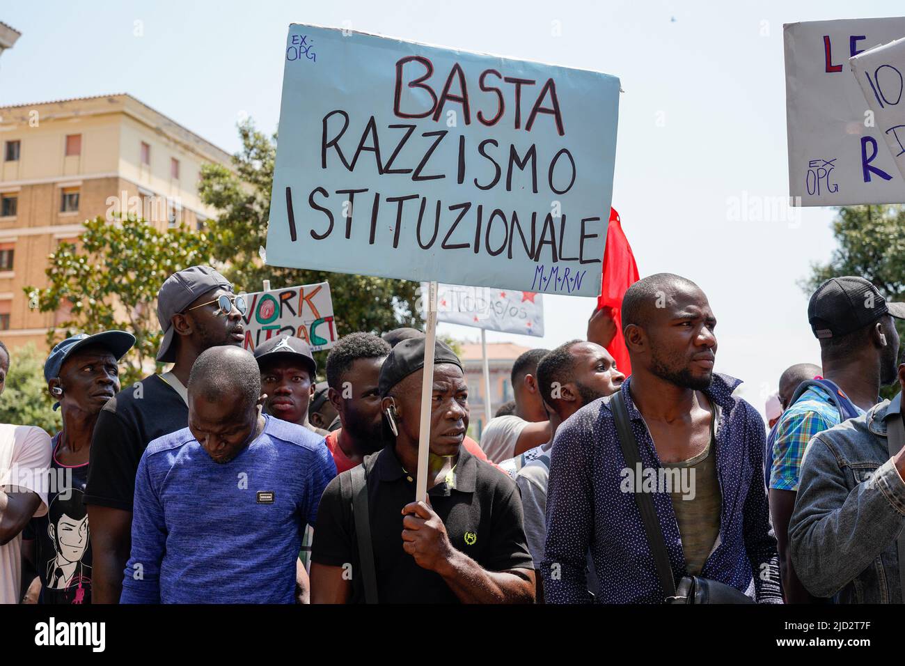 Naples, Italie. 17th juin 2022. Défilé antiraciste à Naples, devant le Palazzo San Giacomo, pour la Journée mondiale des réfugiés. Crédit : Agence photo indépendante/Alamy Live News Banque D'Images