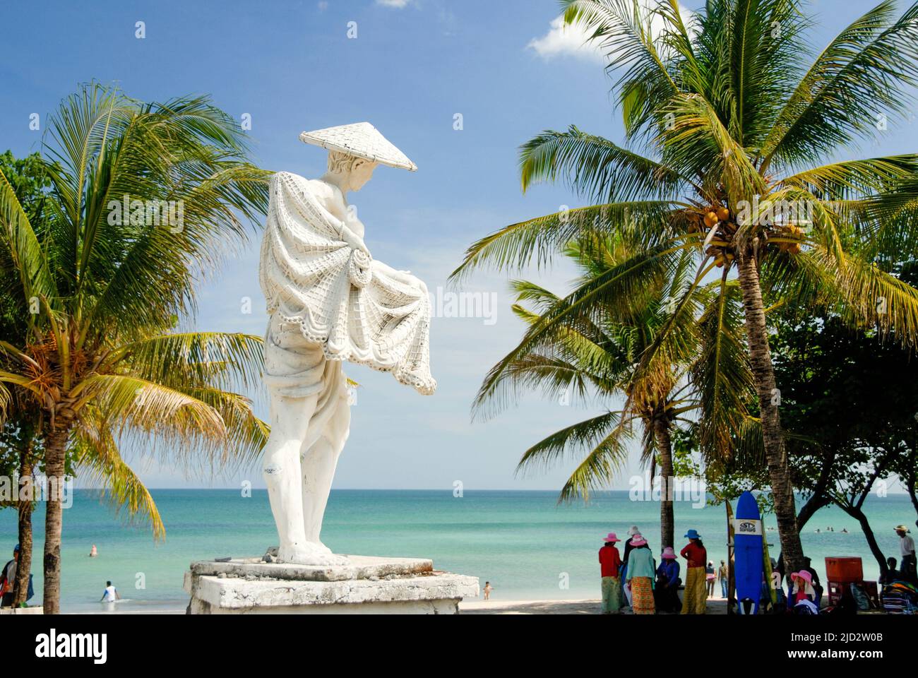 Une statue d'un pêcheur traditionnel accueille les visiteurs sur la célèbre plage de Kuta. Banque D'Images