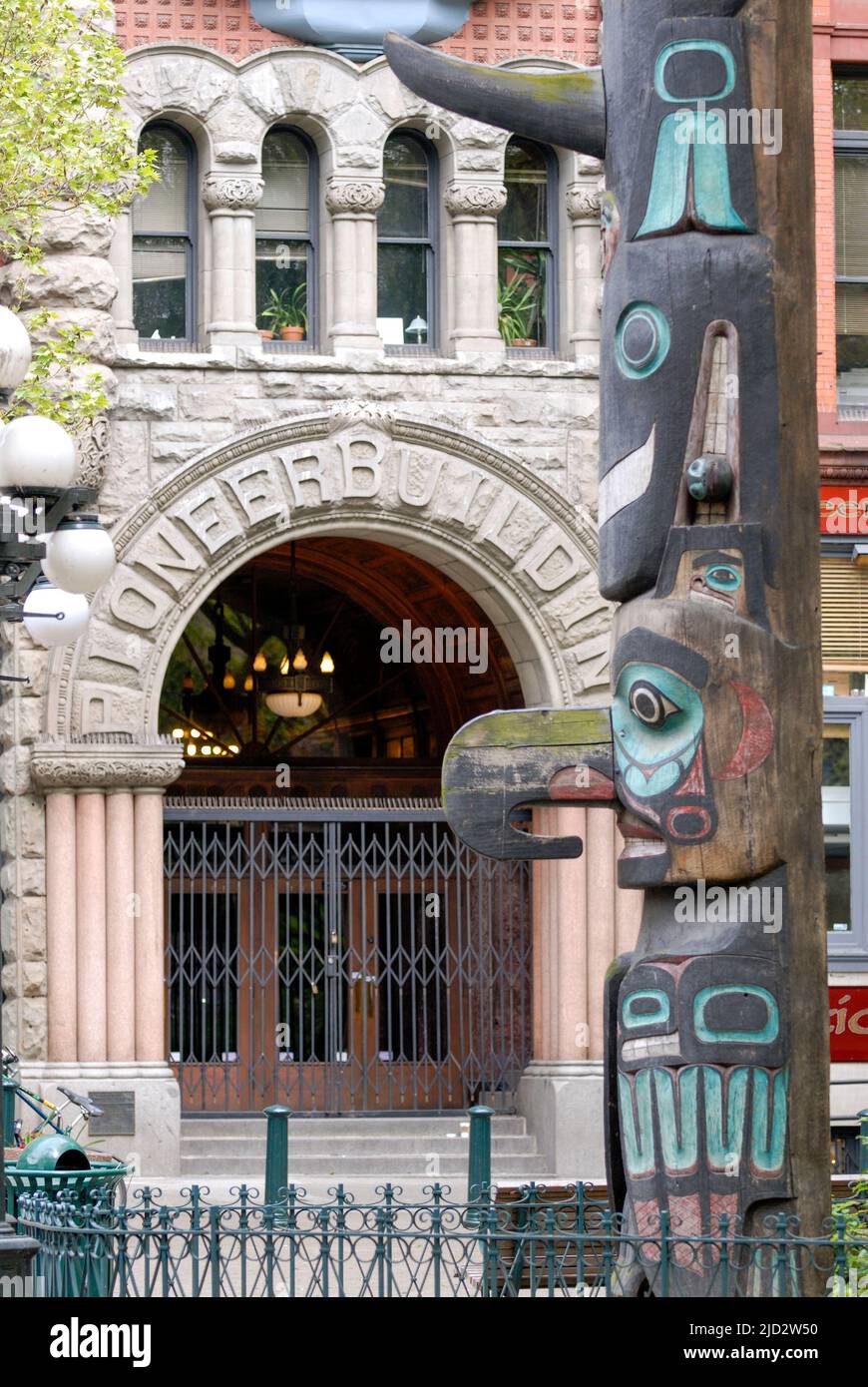 Totem pôle et bâtiment historique à la Pioneer Square de Seattle. Banque D'Images