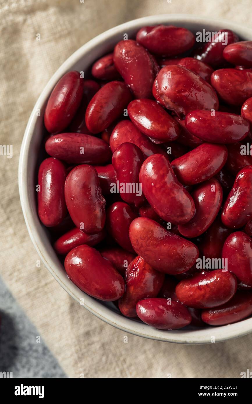 Matières organiques rouge les haricots rouges dans un bol Banque D'Images