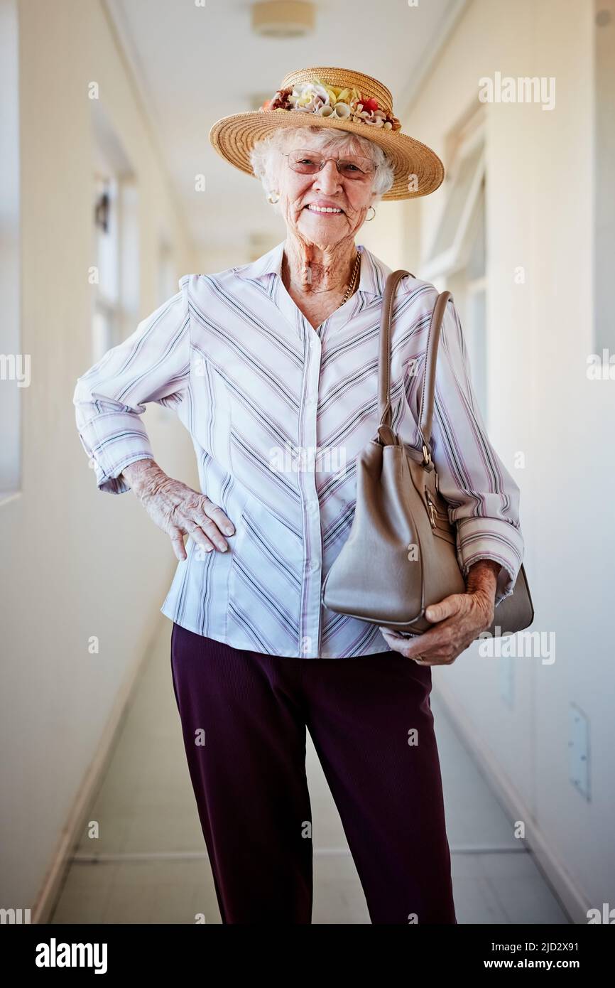 Je sors. Qui veut me rejoindre. Portrait d'une femme âgée heureuse se préparer à sortir. Banque D'Images