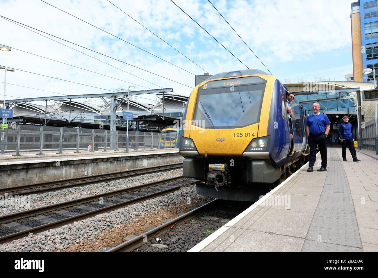 Trains du Nord un train local de classe 195 avec personnel de train attend de partir de la gare de Leeds avec un service à Lincoln en juin 2022 Banque D'Images