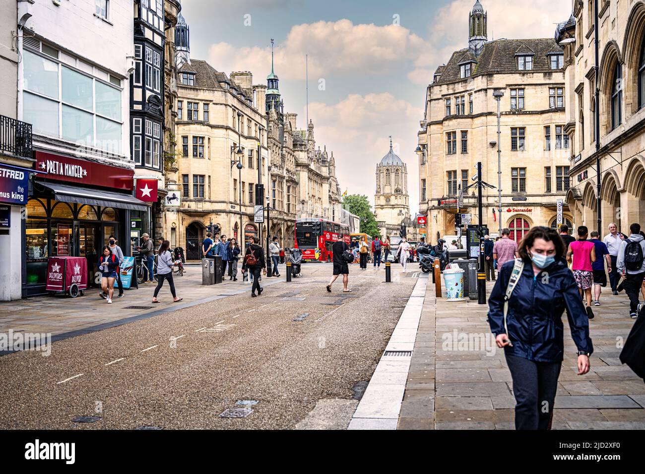 Centre-ville d'Oxford en regardant depuis Cornmarket Street en face de High Street vers St Aldgate's avec Tom Tower of Christ Church au loin de l'Angleterre Banque D'Images