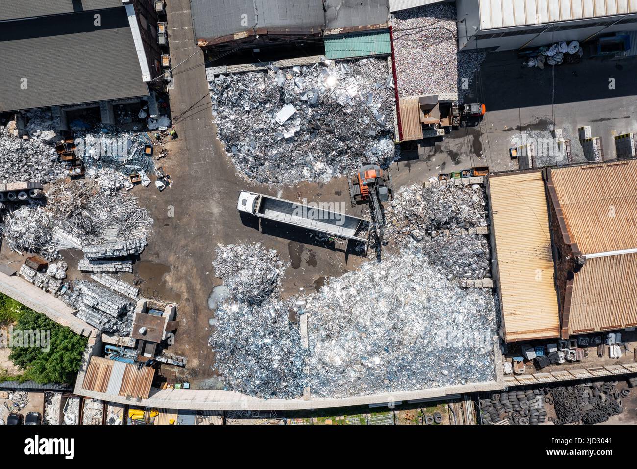 Recyclage de l'aluminium. Vue aérienne du lieu de stockage en aluminium. Vue de dessus sur la technologie industrielle. Banque D'Images