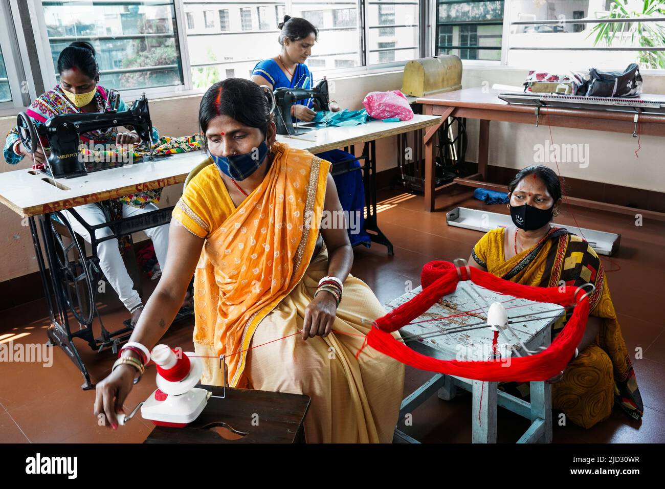 Femmes de classe de couture à Asha Deep Trust Self Help Centre à Kolkata, Bengale occidental, Inde, Banque D'Images
