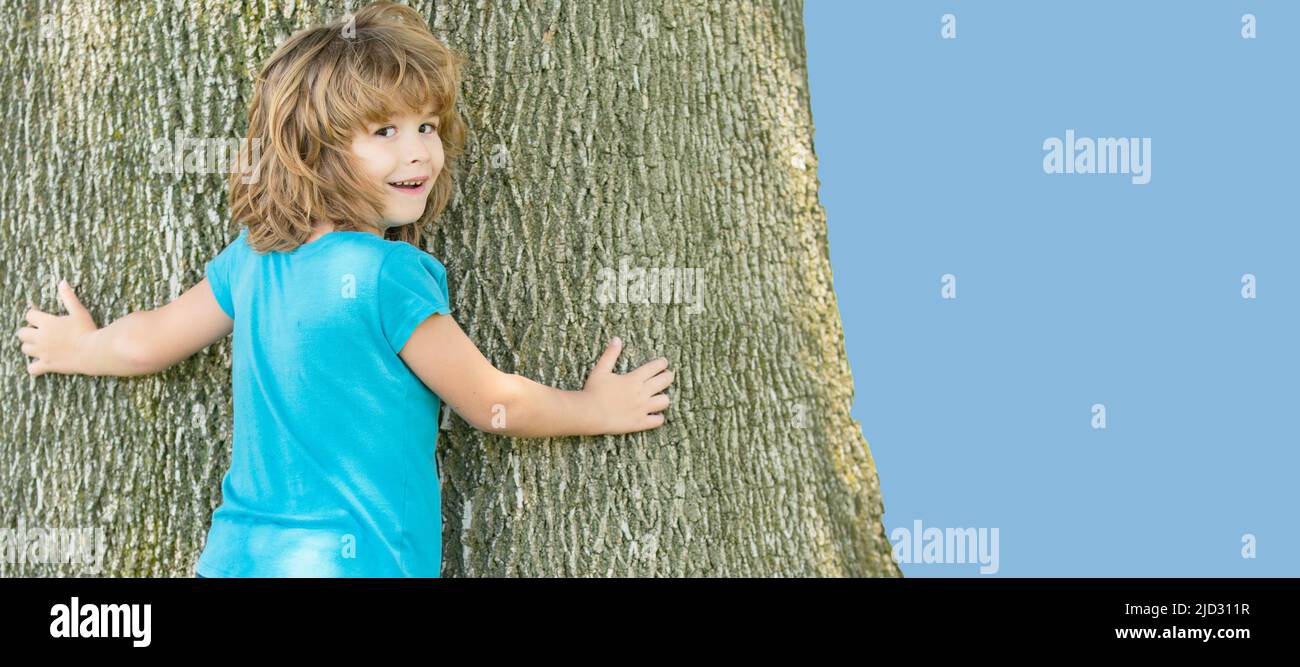 Il est si large. Garçon enfant essayer de grimper l'arbre. Enfance et enfance. Jours de boyHood. Escalade des arbres. Affiche horizontale. En-tête de bannière Web, espace de copie. Banque D'Images