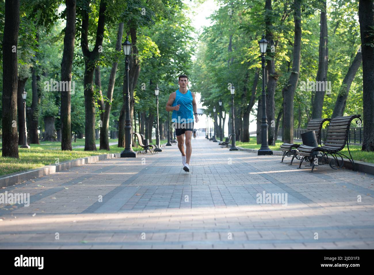 homme sportif coureur running dans des vêtements de sport en extérieur. sur toute la longueur Banque D'Images