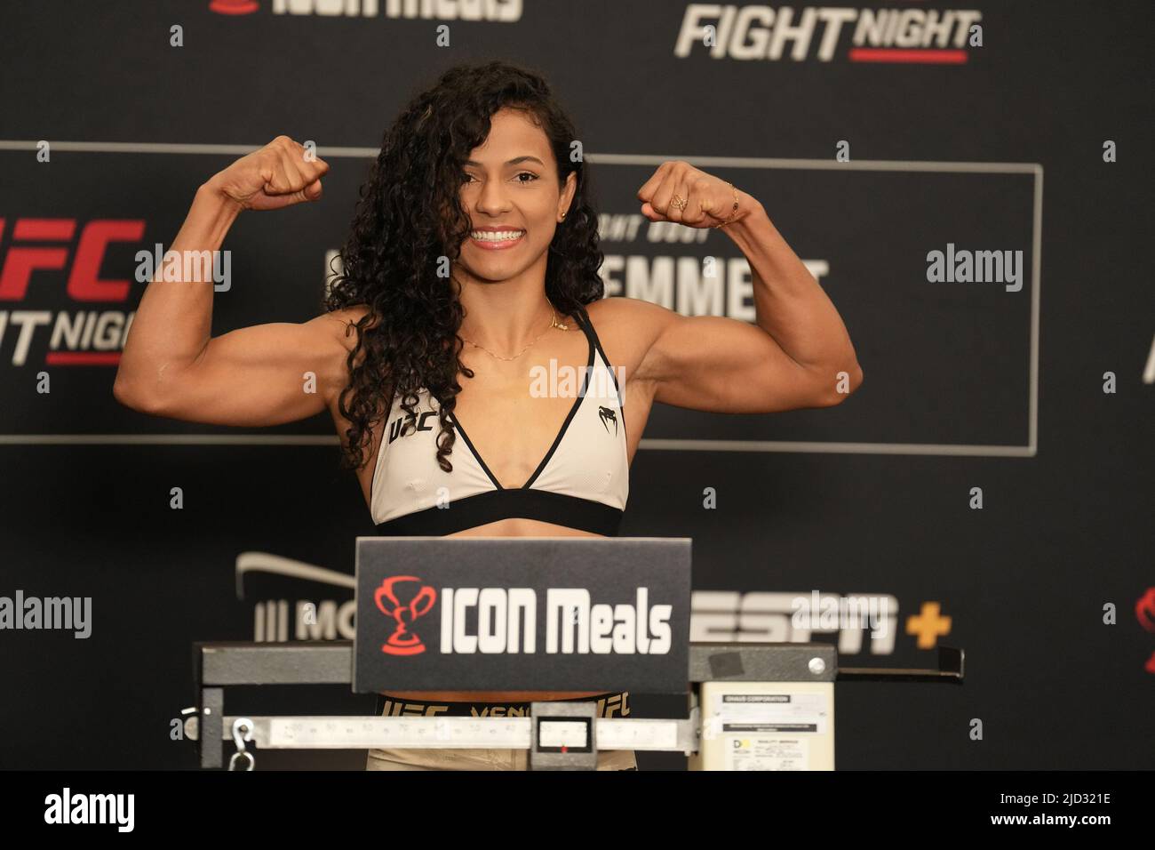 AUSTIN, TEXAS, AUSTIN, TX, ÉTATS-UNIS. 17th juin 2022. AUSTIN, TX - JUIN 17: Natalie Silva se met sur la balance pour le poids officiel au Moody Centre pour la nuit de combat UFC - Kattar vs Emmett sur 17 juin 2022 à AUSTIN, TX, États-Unis. (Credit image: © Louis Grasse/PX Imagens via ZUMA Press Wire) Banque D'Images