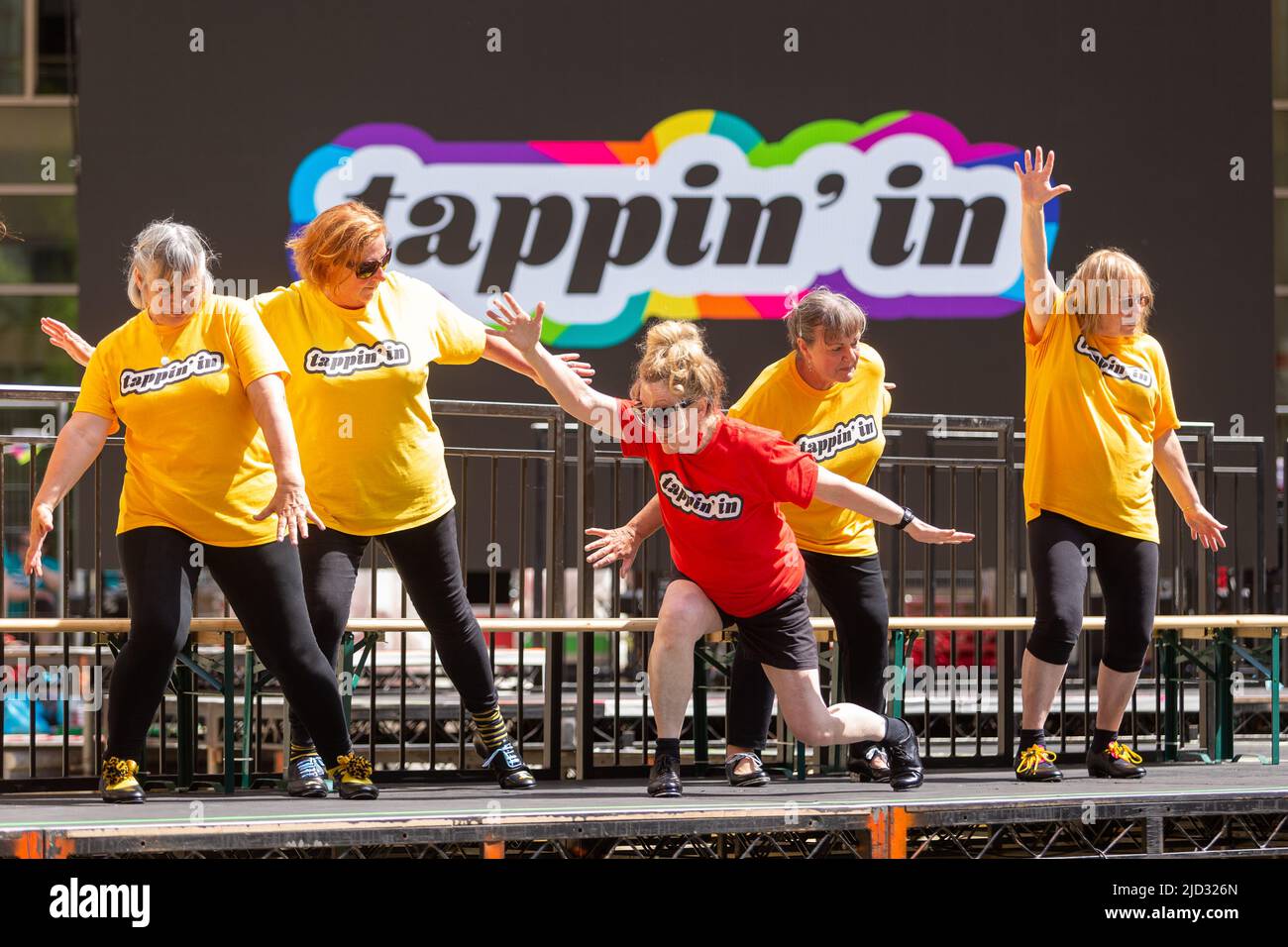 Danseuses du robinet amateurs en public lors d'un festival de danse d'été, Royaume-Uni 2022 Banque D'Images