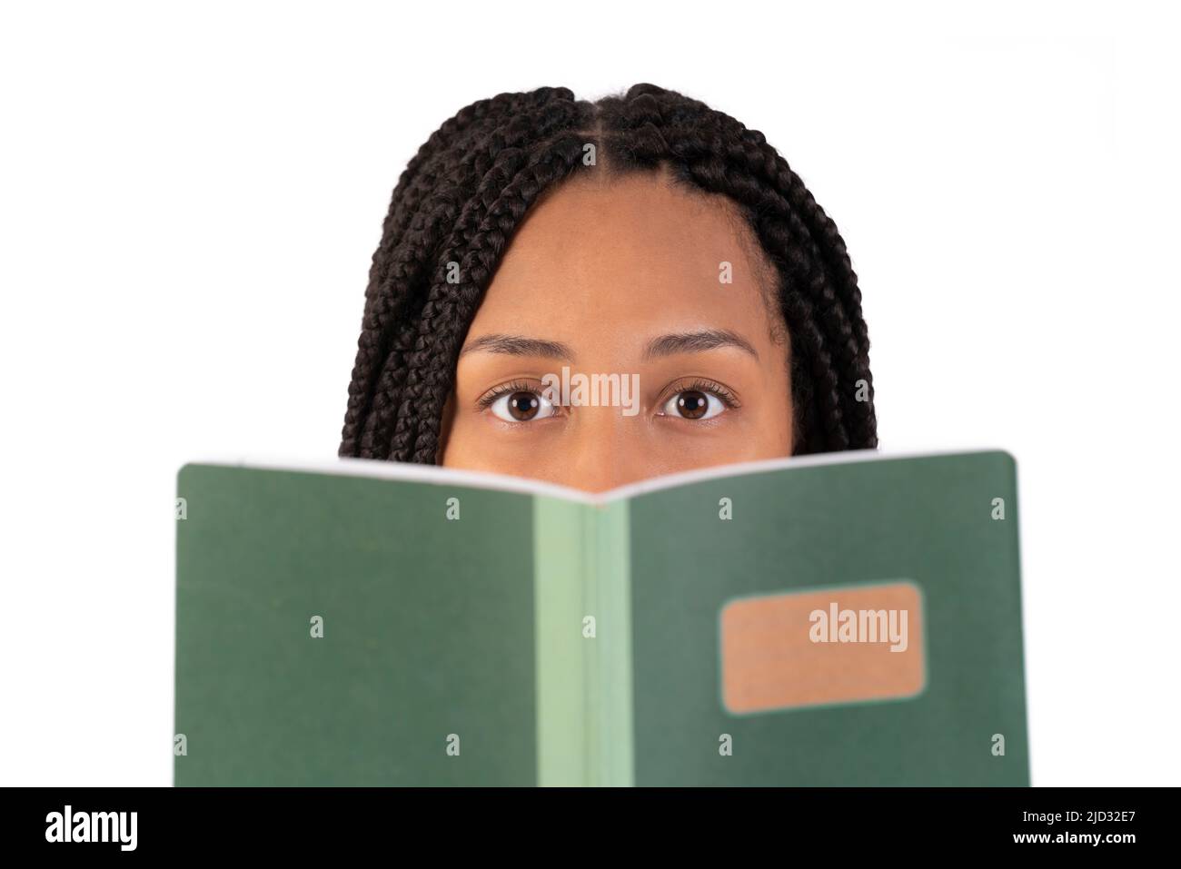 Jeune femme noire lisant un ordinateur portable et regardant un appareil photo Banque D'Images