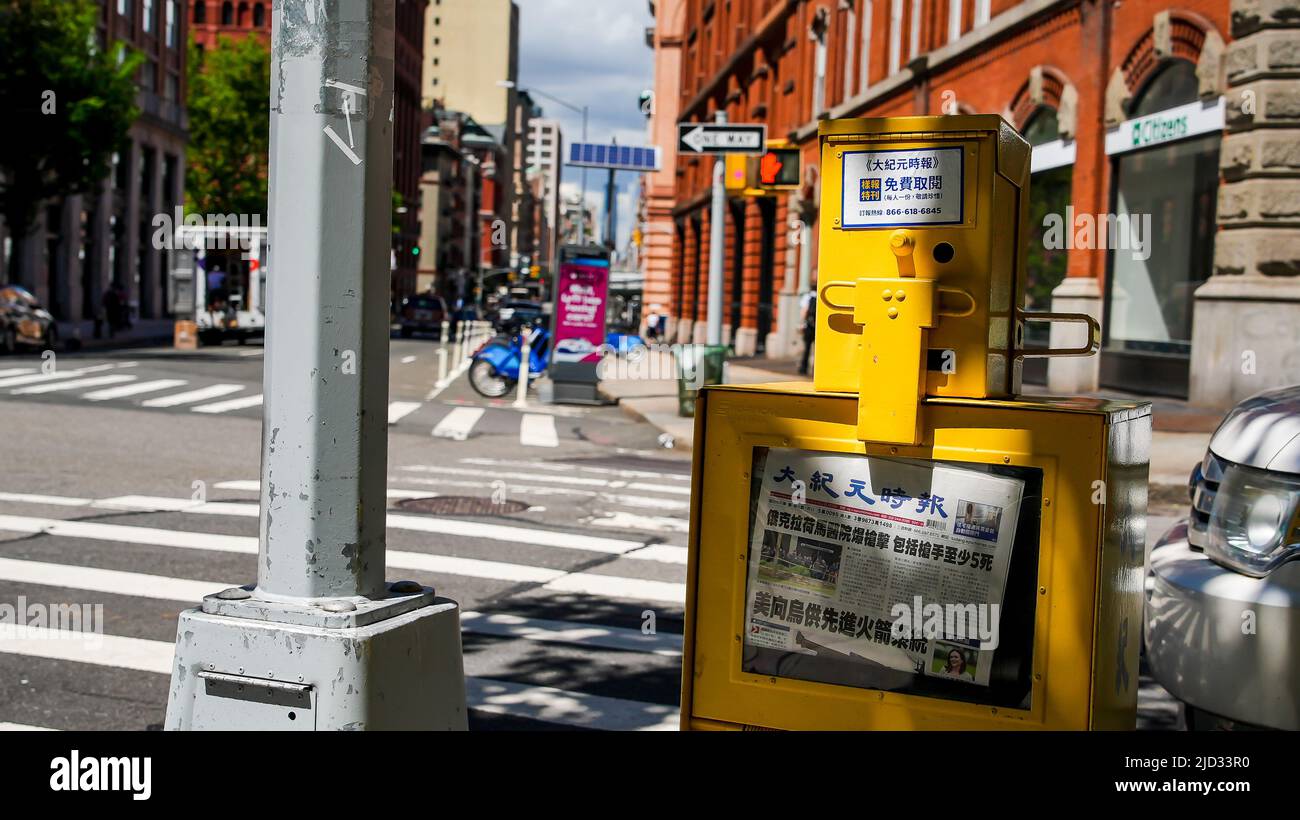 NEW YORK, NY - 9 JUIN 2022 : les journaux du temps Epoch sont en langue chine, près de la rue Hudson et du triangle James Bogardus, dans la région de Ma Banque D'Images