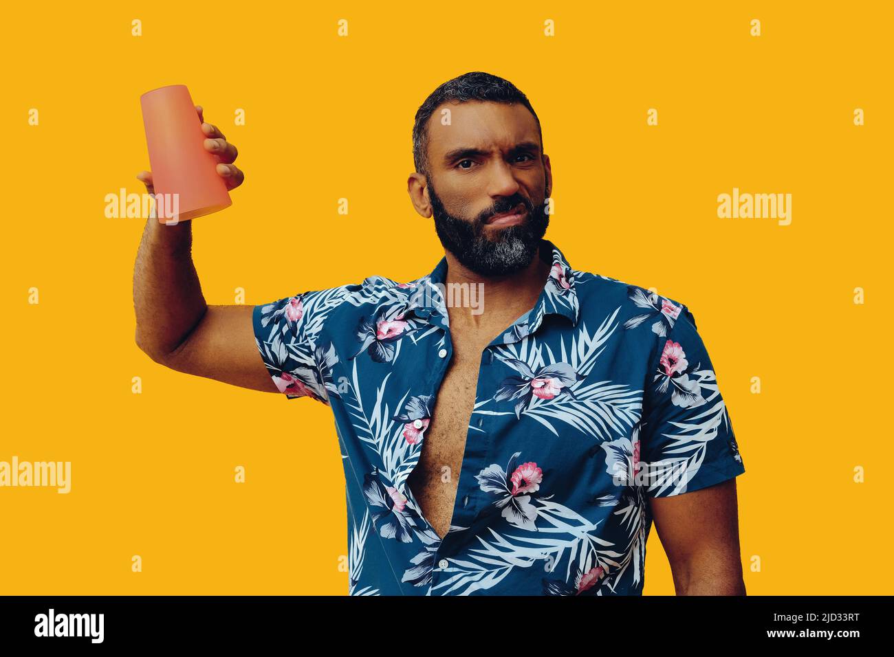 Joyeux afro-américain portant une chemise hawaïenne avec un verre à cocktail vide en studio Banque D'Images