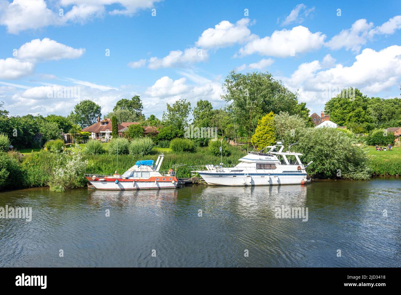 Propriétés et bateaux en bord de rivière Severn, Upton-upon-Severn, Worcestershire, Angleterre, Royaume-Uni Banque D'Images