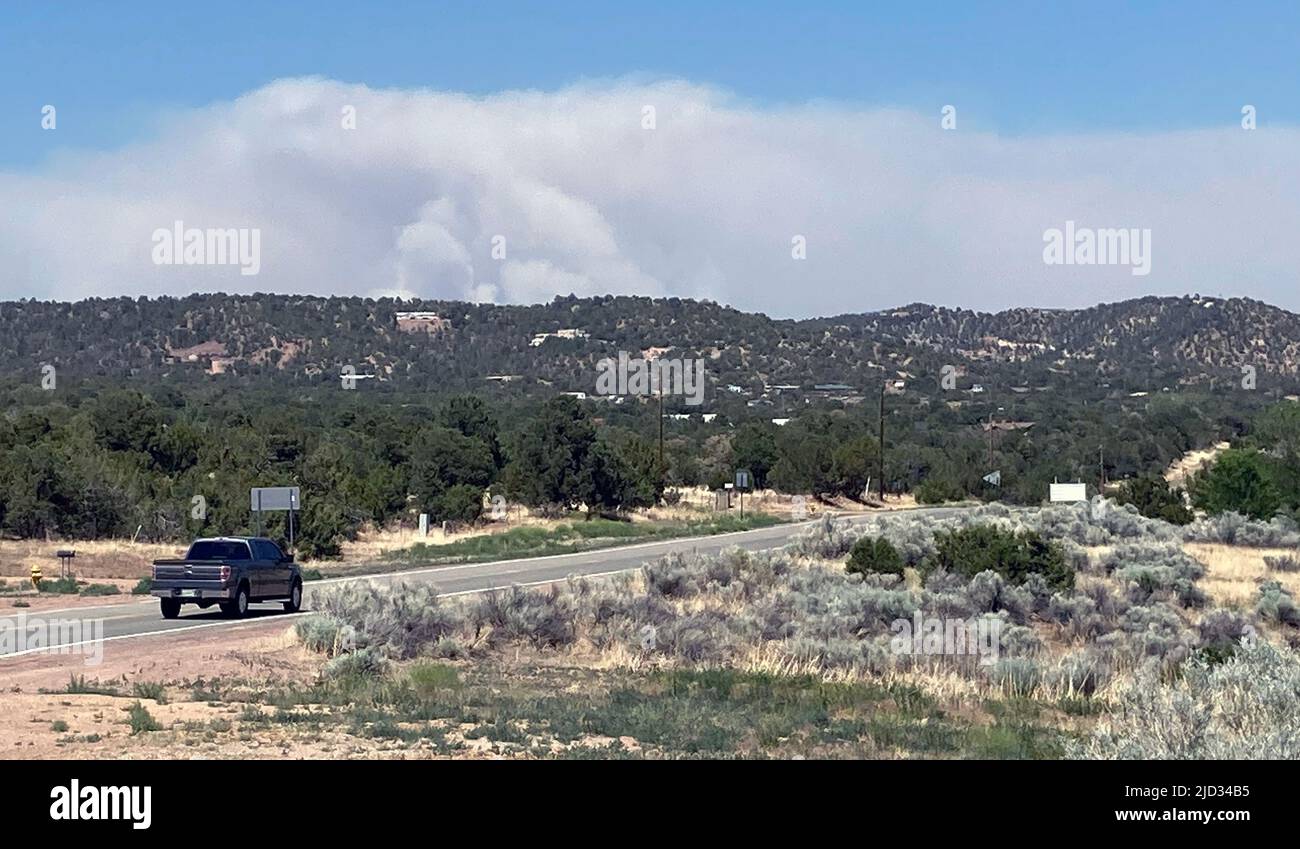 Santa Fe, États-Unis. 15th juin 2022. La fumée du Calf Canyon/Hermits Peak feu de forêt continue de remplir le ciel dans la région de Santa Fe. Bien que le service forestier américain affirme que l'incendie du mois est contenu à 70 % de fumée de l'incendie continue de rendre les alertes de qualité de l'air nécessaires. La photographie a été faite sur 15 juin 2022 près de l'intersection de l'Interstate 25 et de l'autoroute 285 au sud-est de Santa Fe, au Nouveau-Mexique. (Photo de Steven Clevenger/Sipa USA) crédit: SIPA USA/Alay Live News Banque D'Images