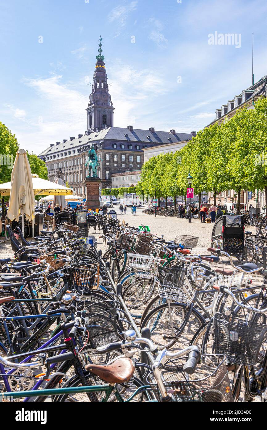 Beaucoup de bicyclettes à Højbro Plads (place du haut pont) une place publique à Copenhague, Danemark - surplombée par la flèche de Christiansborg Slotskirke Banque D'Images