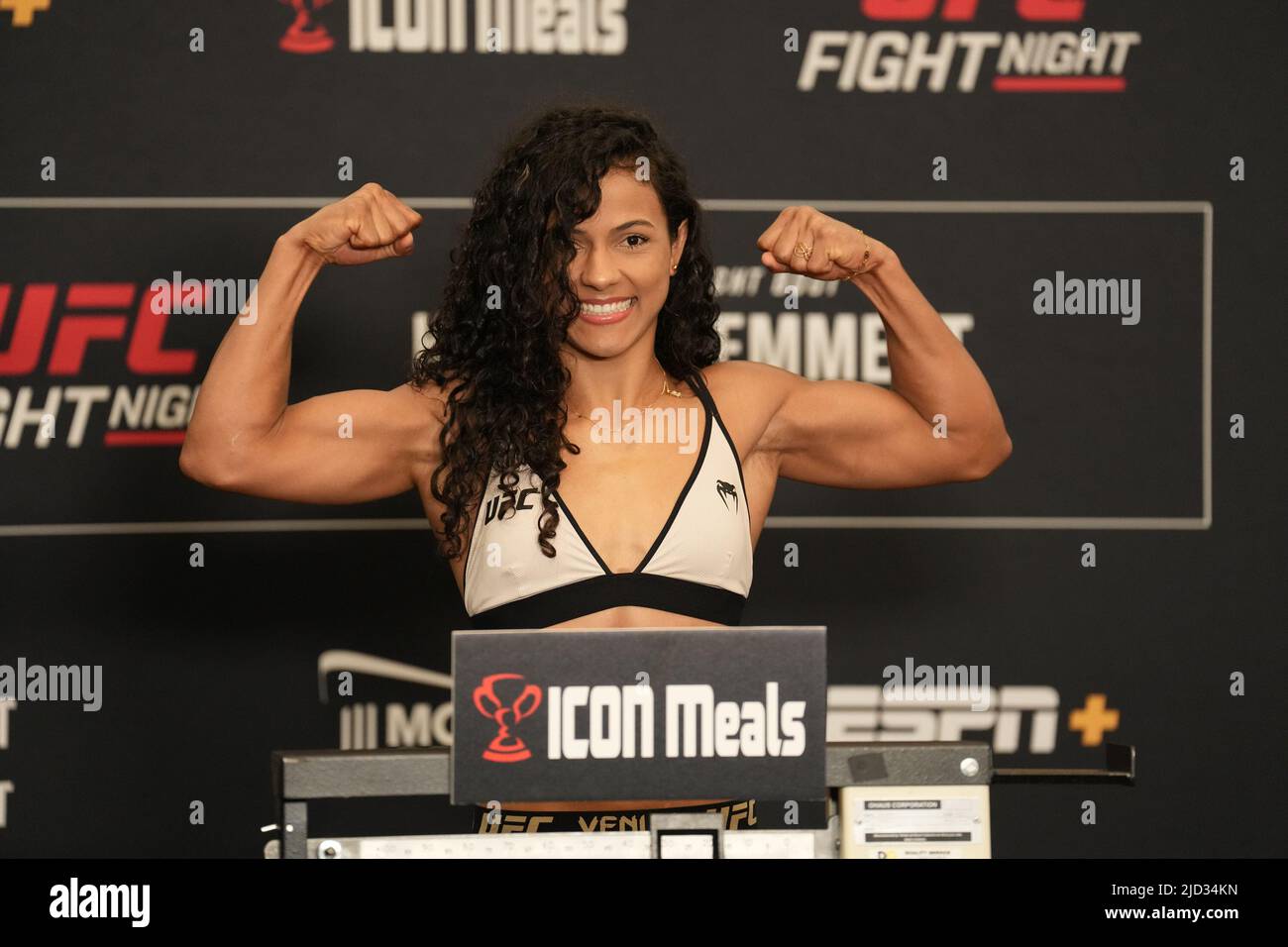 AUSTIN, TEXAS, AUSTIN, TX, ÉTATS-UNIS. 17th juin 2022. AUSTIN, TX - JUIN 17: Natalie Silva se met sur la balance pour le poids officiel au Moody Centre pour la nuit de combat UFC - Kattar vs Emmett sur 17 juin 2022 à AUSTIN, TX, États-Unis. (Credit image: © Louis Grasse/PX Imagens via ZUMA Press Wire) Banque D'Images