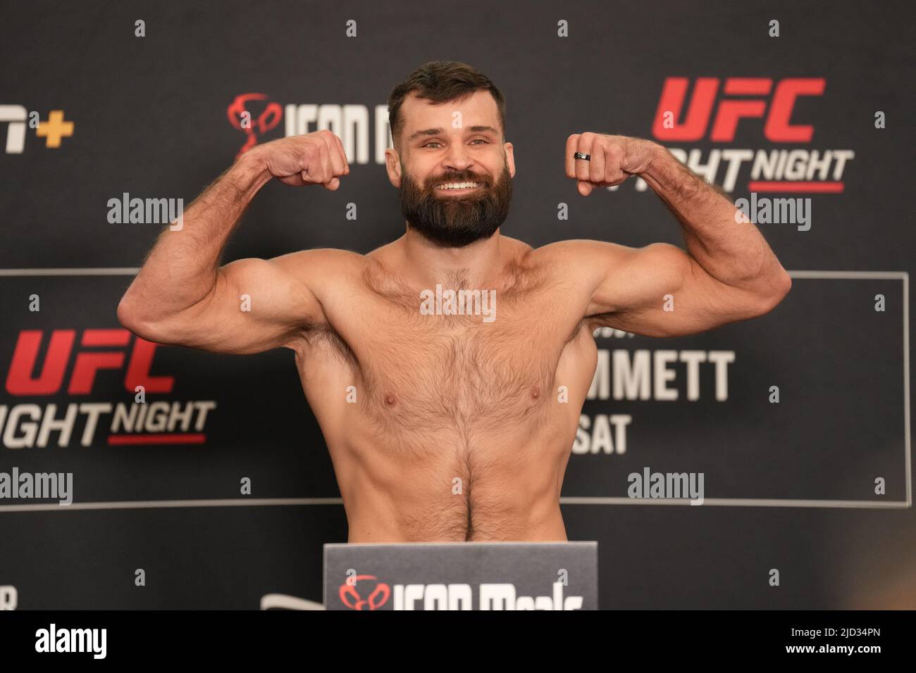 AUSTIN, TEXAS, AUSTIN, TX, ÉTATS-UNIS. 17th juin 2022. AUSTIN, TX - JUIN 17 : Julian Marquez fait un pas sur la balance pour le poids officiel au Moody Centre pour la nuit de combat de l'UFC - Kattar vs Emmett on 17 juin 2022 à AUSTIN, TX, États-Unis. (Credit image: © Louis Grasse/PX Imagens via ZUMA Press Wire) Banque D'Images