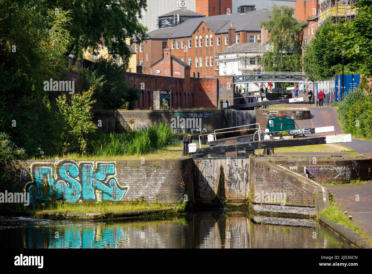 Écluse 3, écluses du pont Farmers, sur le Grand Union Canal, Birmingham. Les écluses se trouvent près du centre-ville, à côté de Summer Row, menant au bassin de Gas Street et à la NIA. Banque D'Images